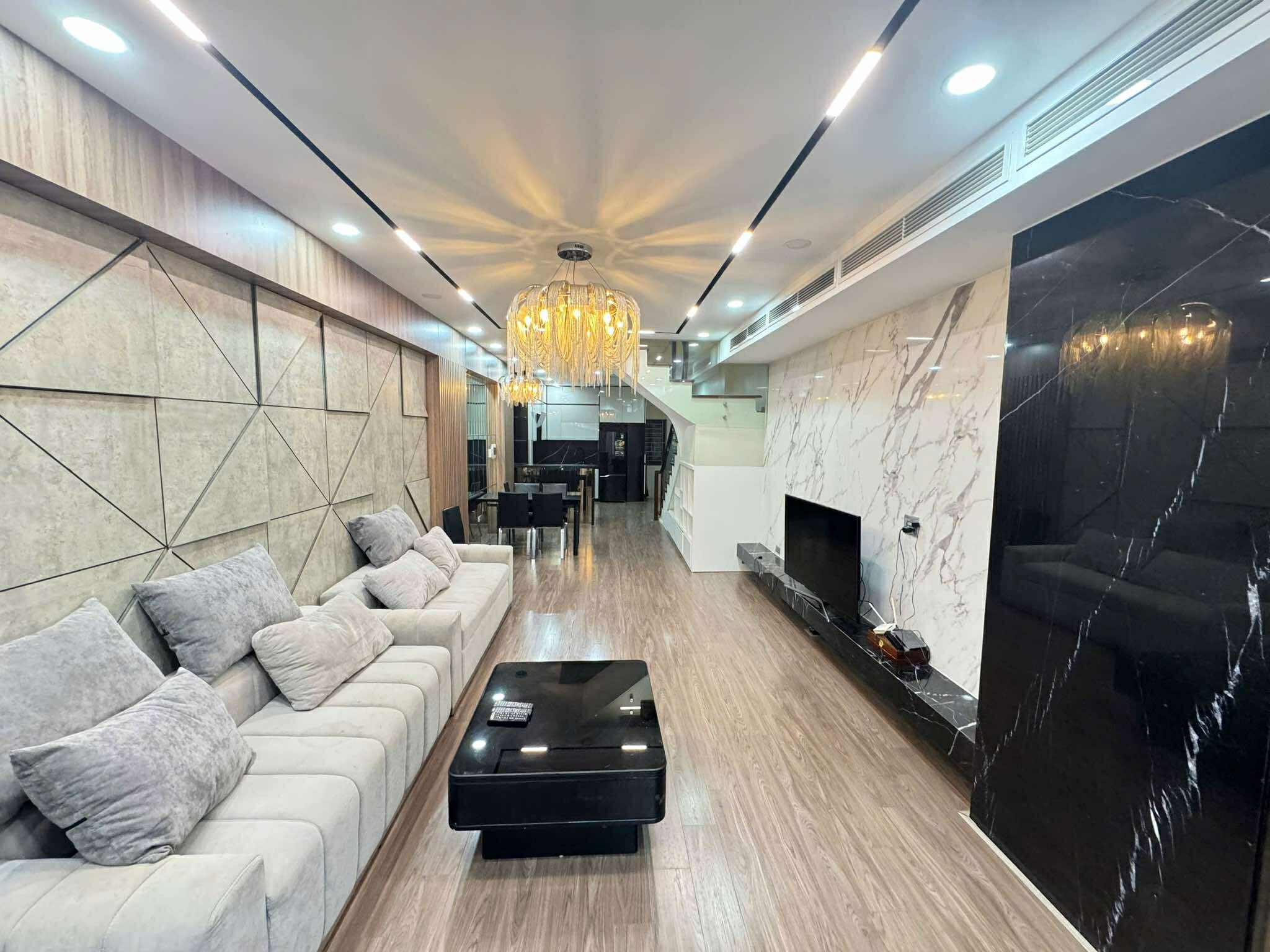 Bán nhà Ngọc Lâm,Long Biên 5 tầng,60m,mt3.95m oto vào nhà nhỉnh 14 tỷ - Ảnh 1